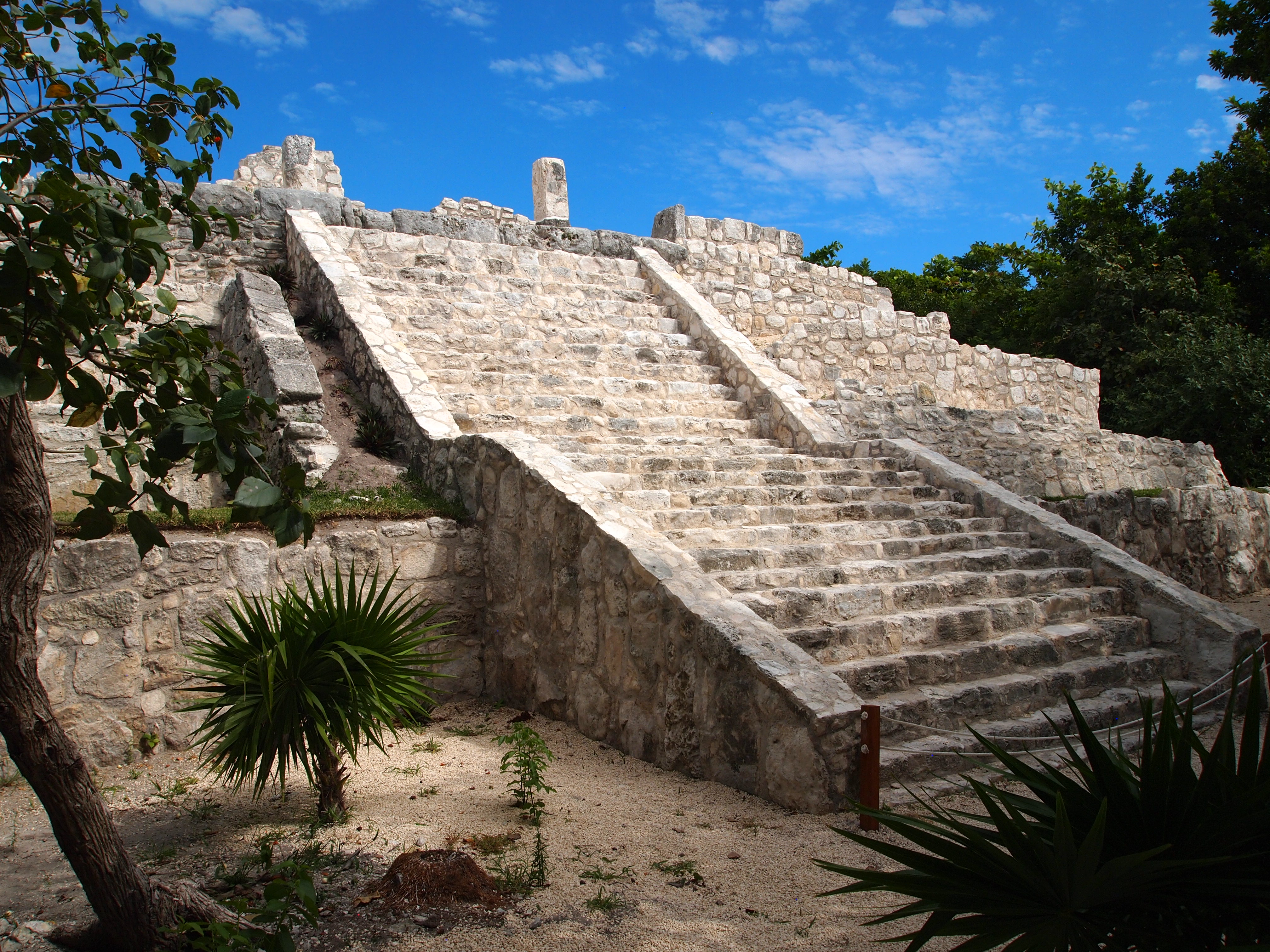 Zona Arqueológica El Rey Zona Arqueológica El Rey