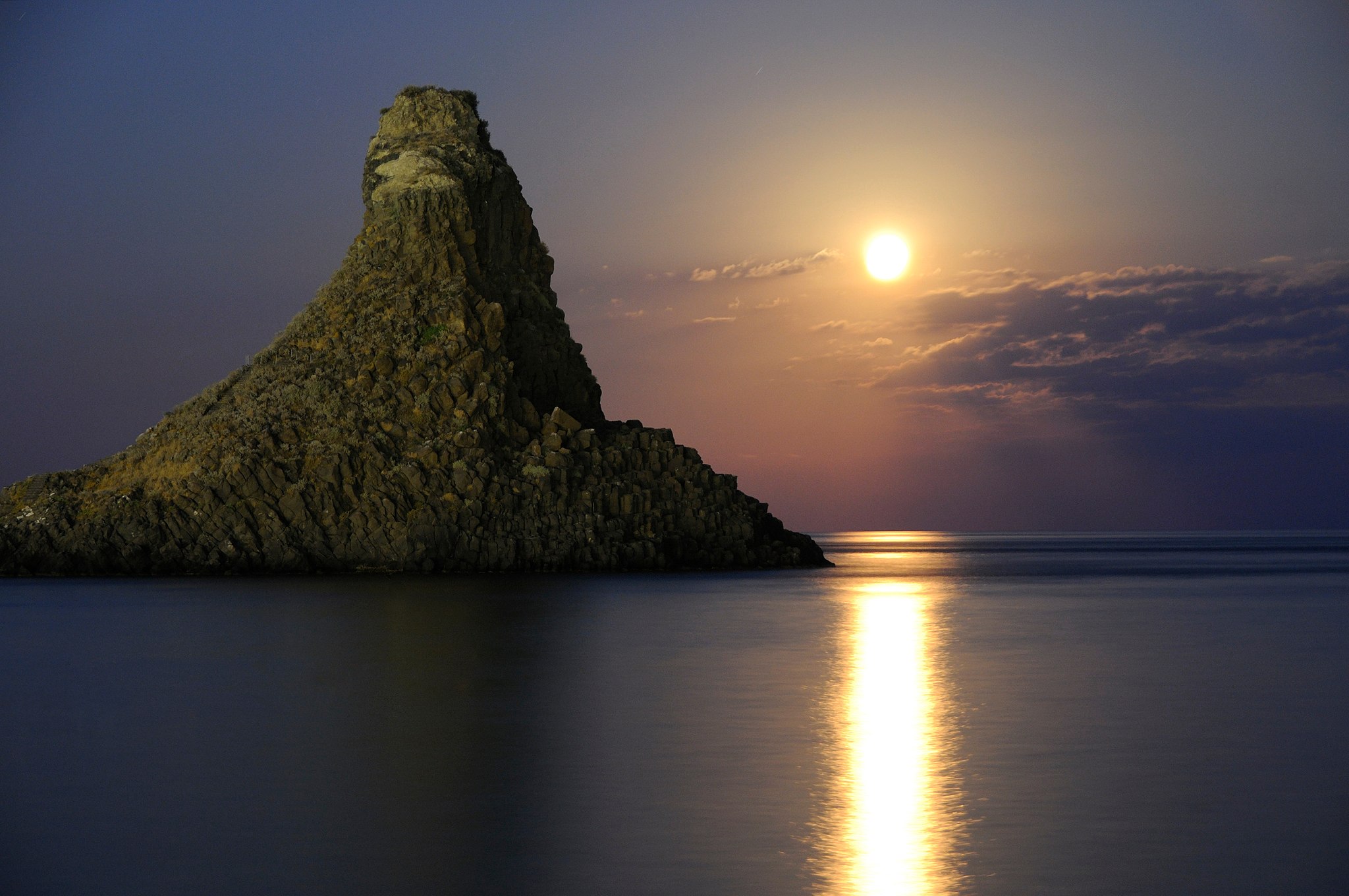faraglioni aci trezza 